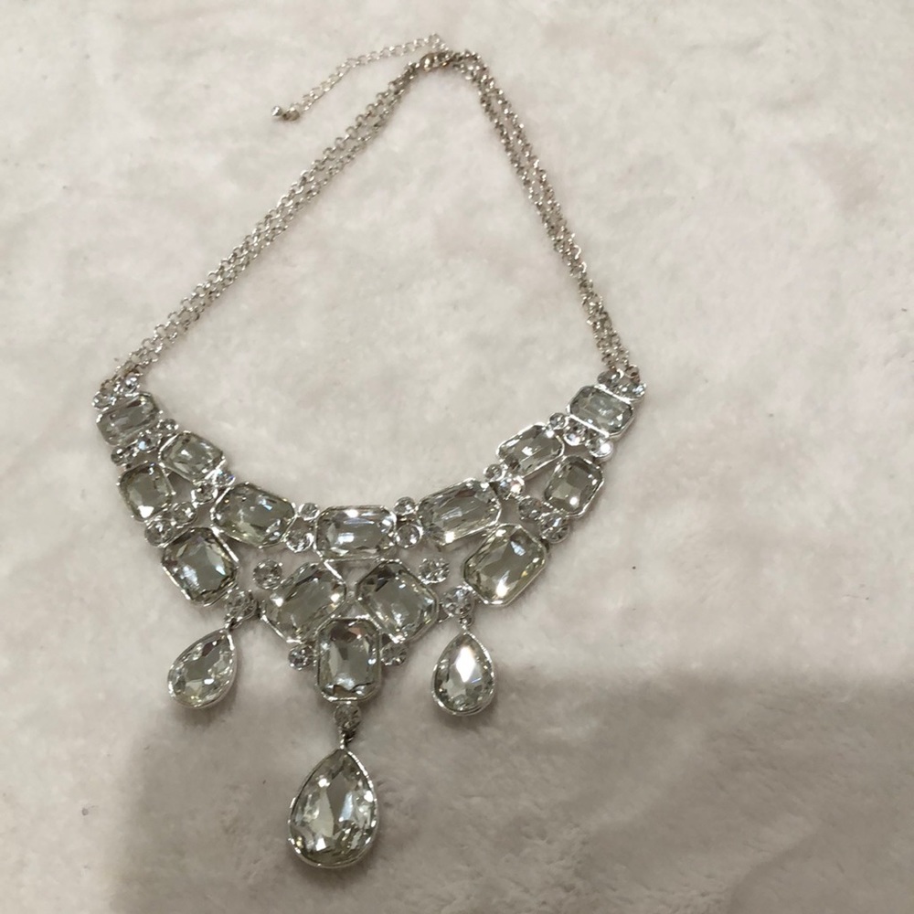 Necklace silver color with no tags